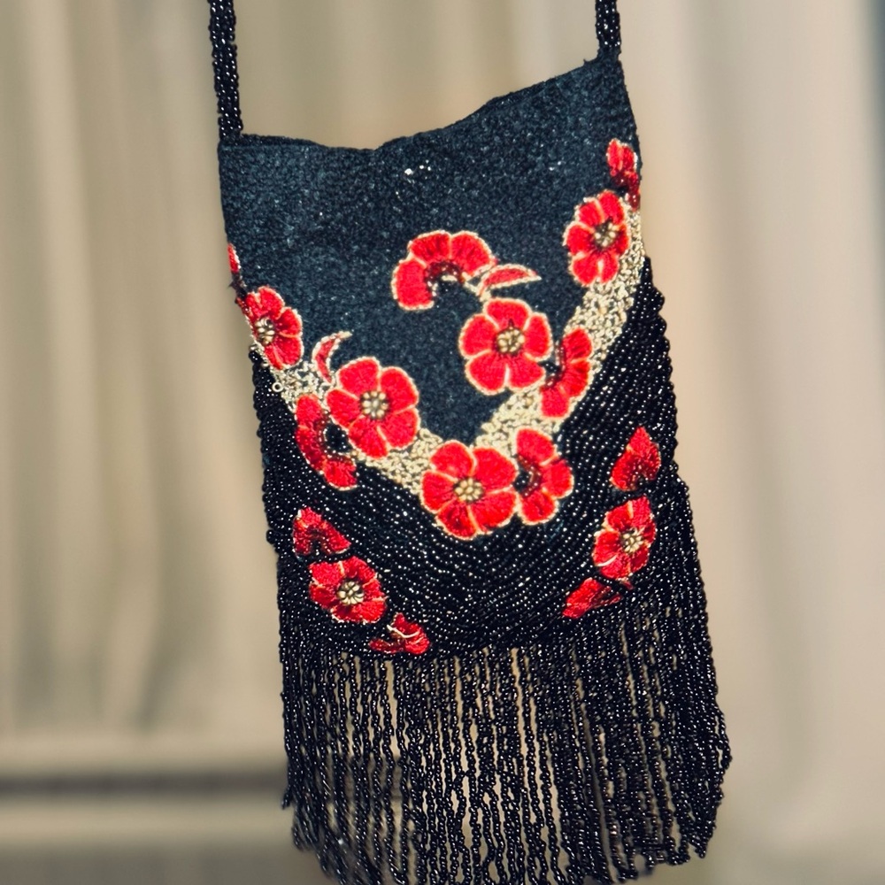 VTG.Island Imports Christian Livingston Blk & Red Floral Micro Beaded Fringe Bag